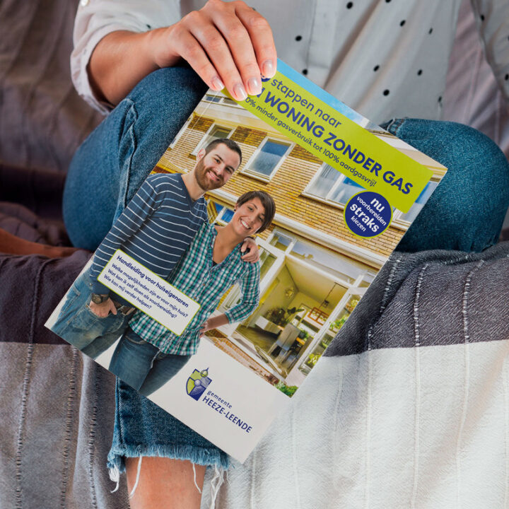 Vrouw zittend op bank houdt handleiding vast