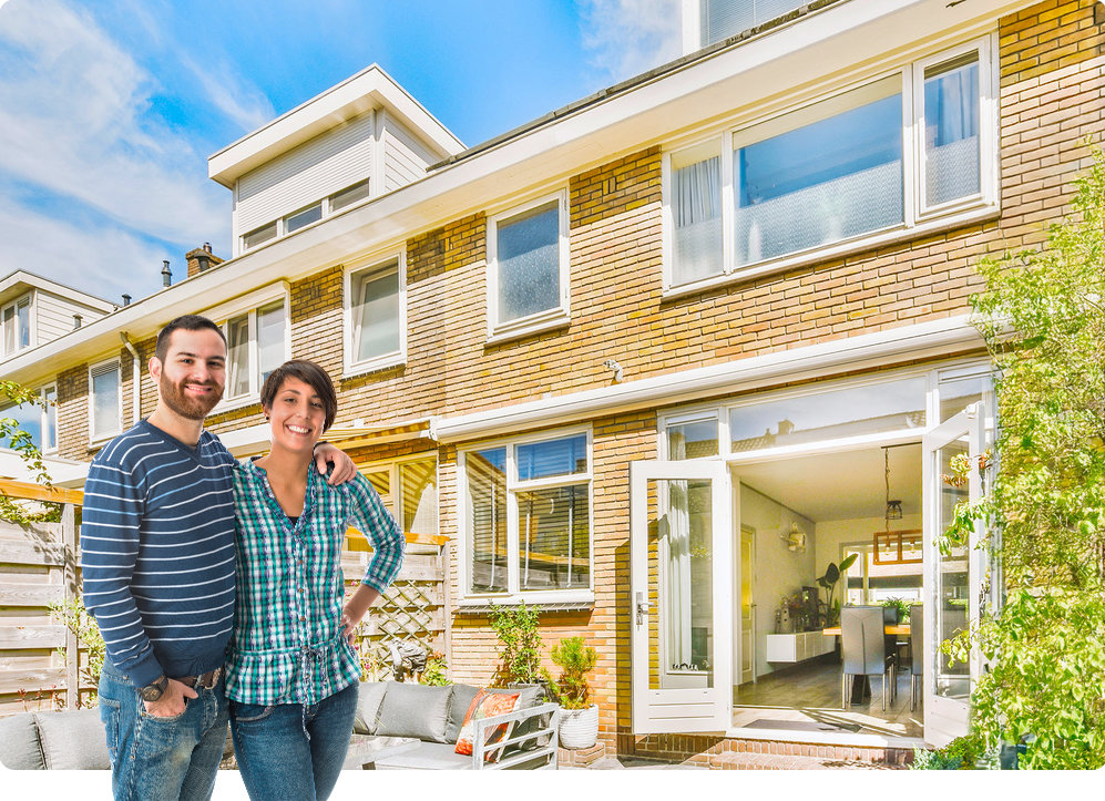 Jonge vrouw en man voor de tuin van hun appartement