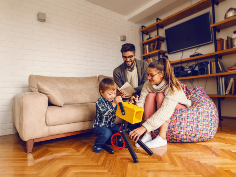 jonge moeder en vader spelen met hun kind