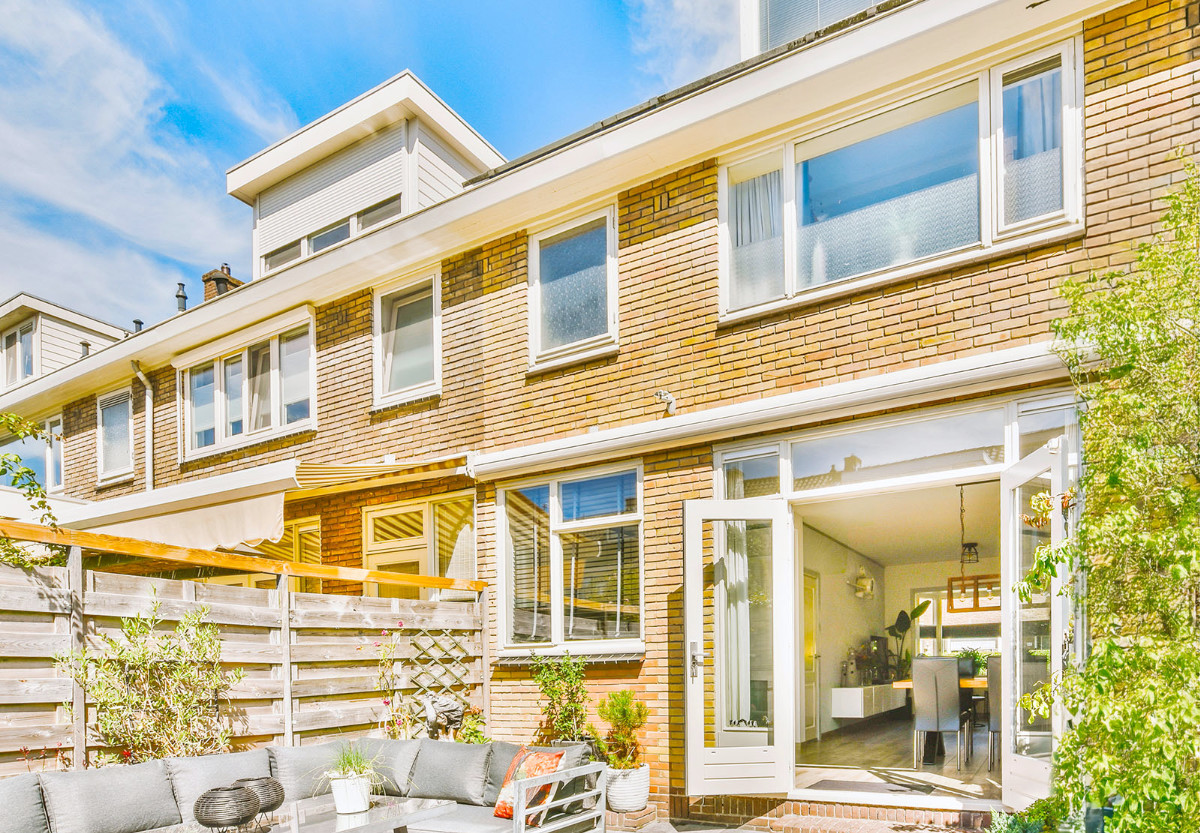 achterkant van een rij huizen uit ongeveer 1960